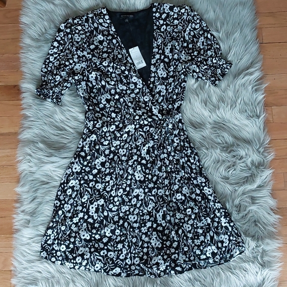 NWT- Banana Republic Short Floral Slit Wrap Dress - Picture 4 of 9